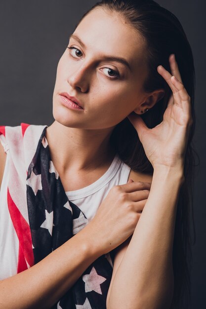 Modelo de moda posando en estudio con estilo de bandera americana de rock de traje elegante