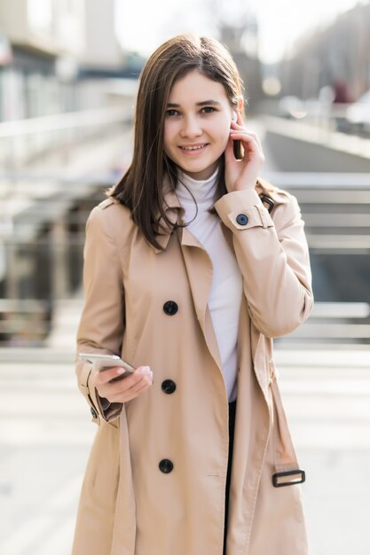 Modelo morena se puso los auriculares inalámbricos durante la videollamada