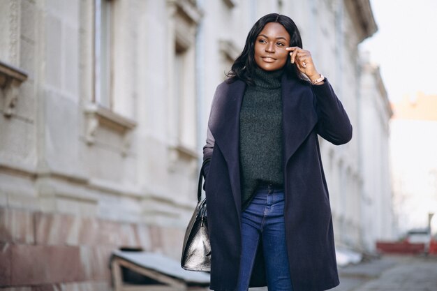 Modelo de mujer afroamericana en abrigo en la calle