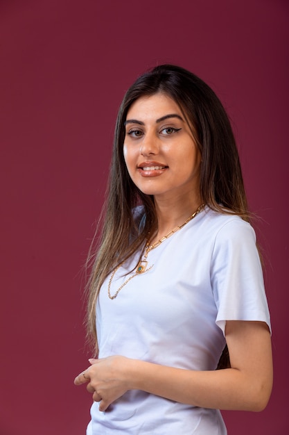 Modelo de mujer con camiseta blanca posando