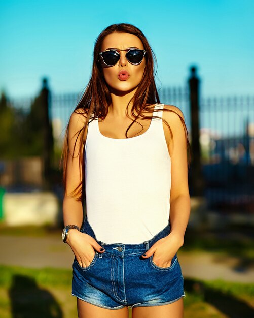 modelo de mujer elegante glamour en verano tela brillante en la calle