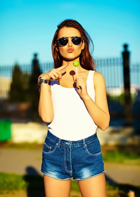 Foto gratuita modelo de mujer elegante glamour en verano tela brillante en la calle