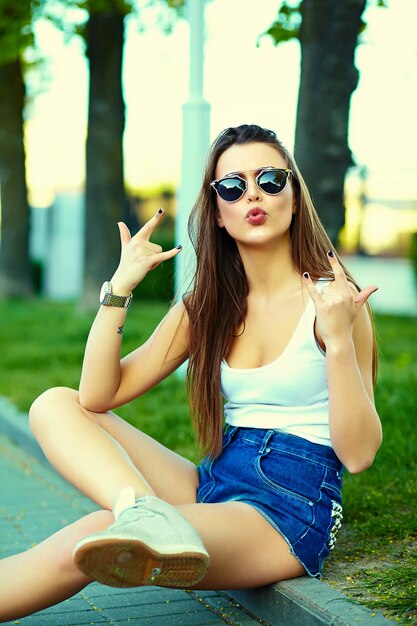 modelo de mujer elegante glamour en verano tela brillante en la calle