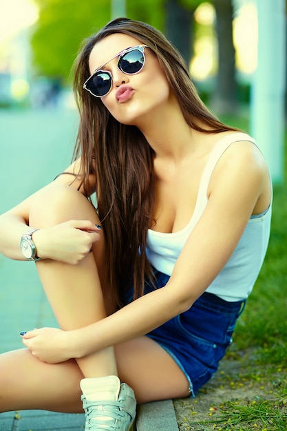 modelo de mujer elegante glamour en verano tela brillante en la calle