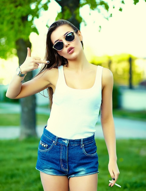 modelo de mujer elegante glamour en verano tela brillante en la calle