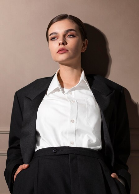 Modelo de mujer elegante posando en estudio en traje de chaqueta. nuevo concepto de feminidad