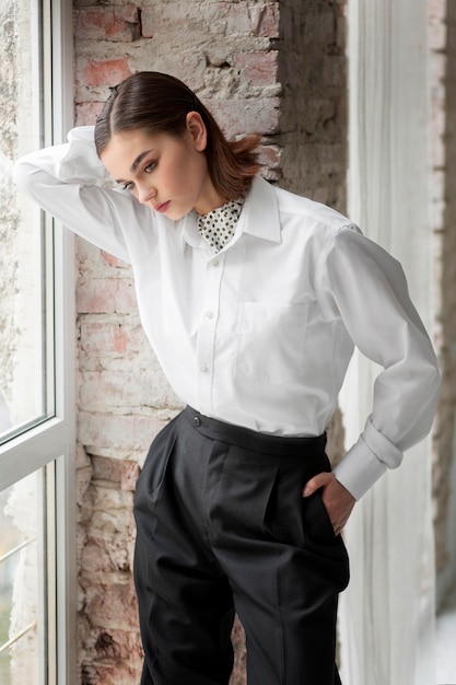 Modelo de mujer elegante posando en un traje de chaqueta con corbata. nuevo concepto de feminidad