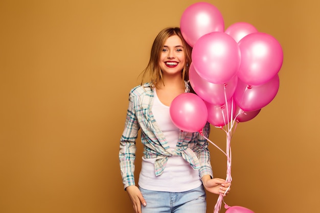 Foto gratuita modelo de mujer con globos rosados