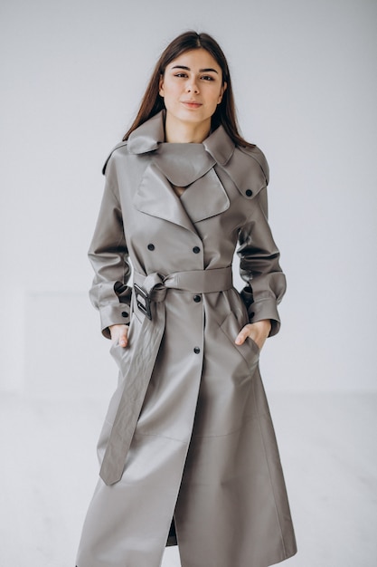 Modelo de mujer joven con abrigo largo gris