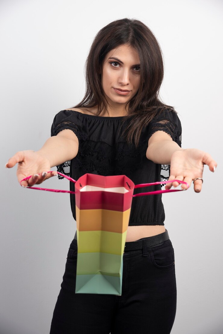 Foto gratuito modelo de mujer joven con bolsa de regalo.