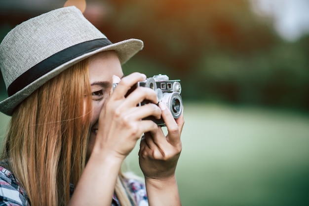 Foto gratuita modelo de mujer joven con cámara de película retro