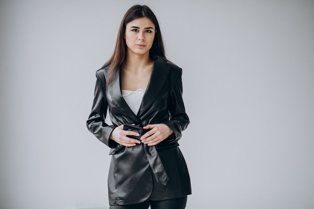 Modelo de mujer joven con chaqueta de cuero