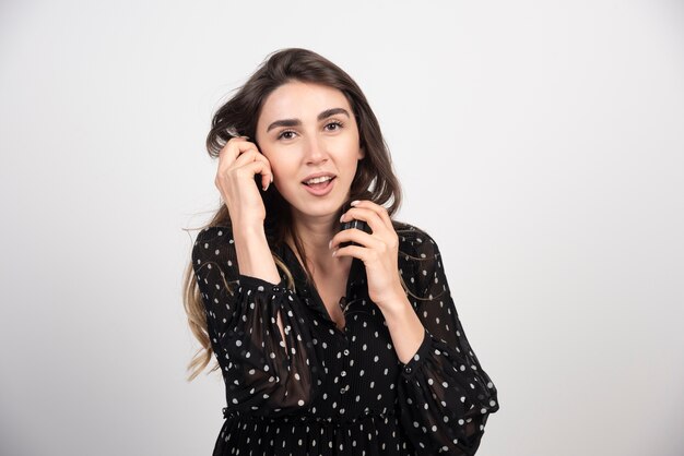 Modelo de mujer joven escuchando música en auriculares