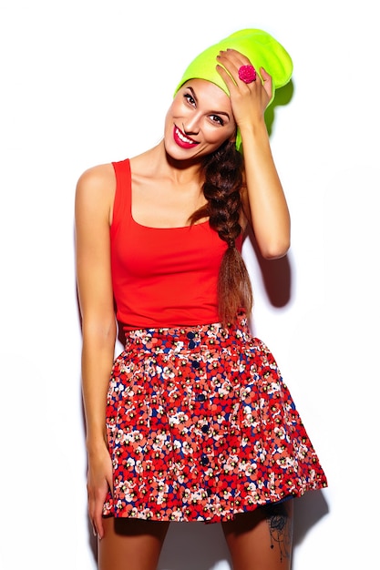 Foto gratuita modelo de mujer joven hermosa elegante glamour con labios rojos en verano brillante colorido hipster tela en gorro amarillo