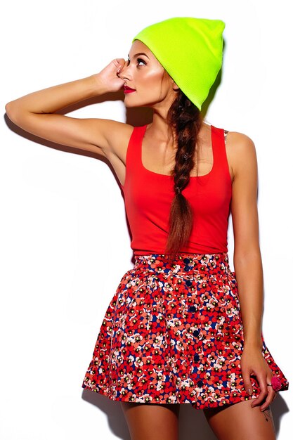 modelo de mujer joven hermosa elegante glamour con labios rojos en verano brillante colorido hipster tela en gorro amarillo