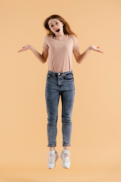 Modelo de mujer joven saltando