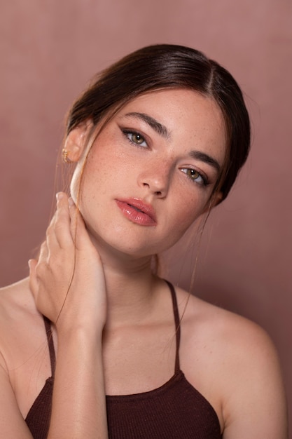 Foto gratuita modelo de mujer con maquillaje natural