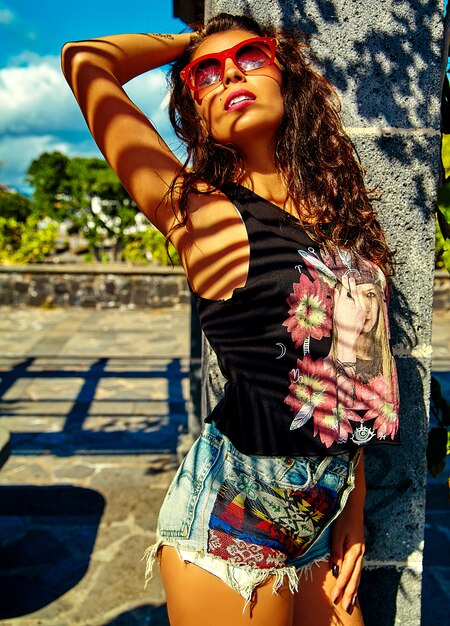 modelo de mujer morena en ropa casual colorida brillante hipster de verano