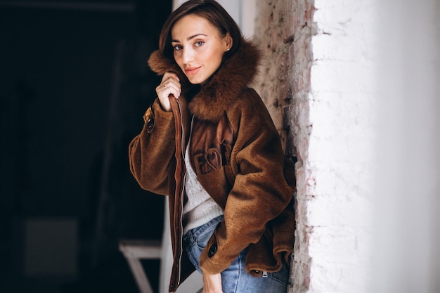 Modelo de mujer mostrando ropa de invierno