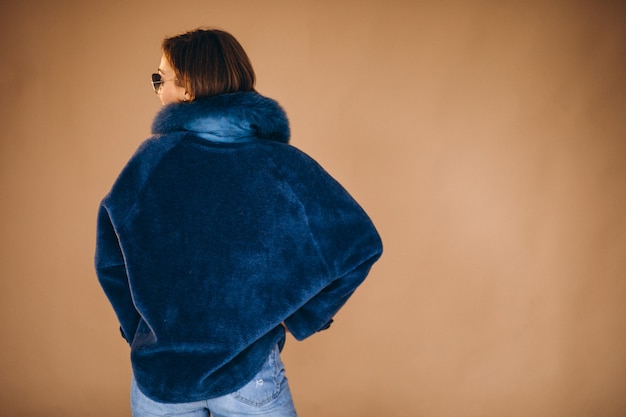 Modelo de mujer mostrando ropa de invierno