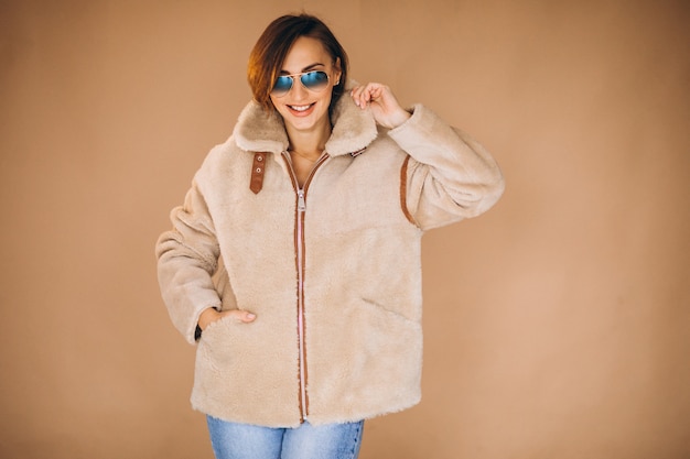 Foto gratuita modelo de mujer mostrando ropa de invierno