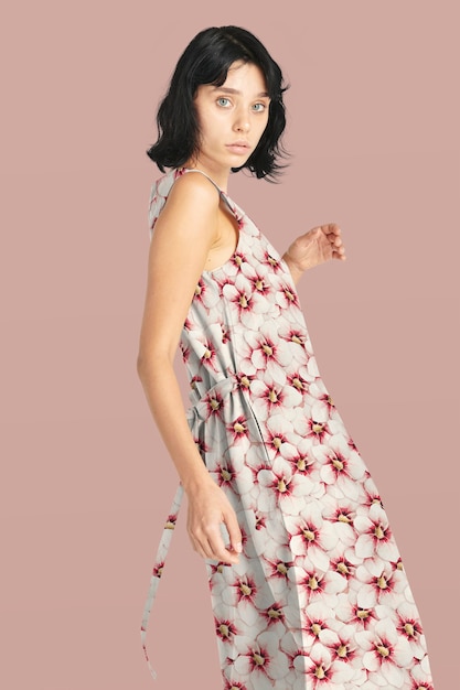 Foto gratuita modelo de mujer posando en ropa floral vestido largo