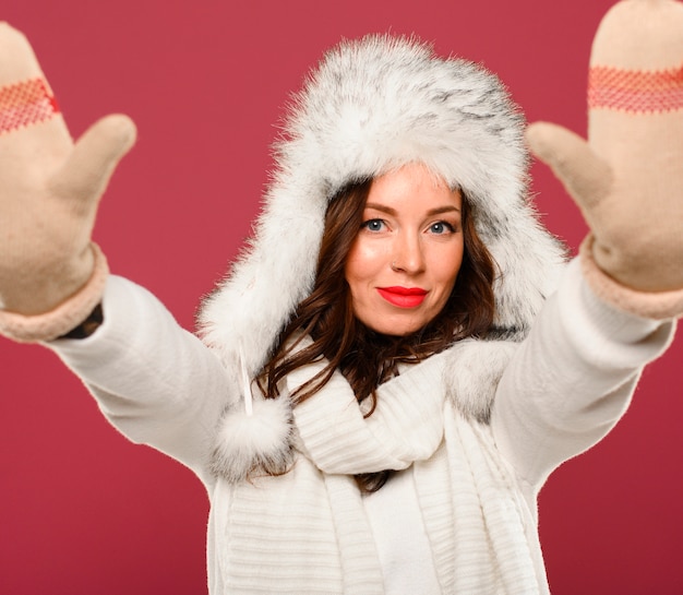 Foto gratuita modelo de navidad con las manos arriba