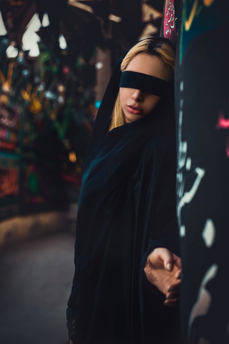 Foto gratuito modelo en negro, ojos cubiertos con cinta negra.