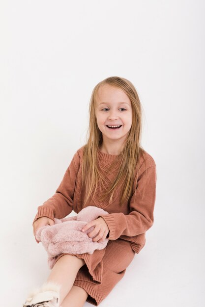 Modelo de niña con ropa de invierno