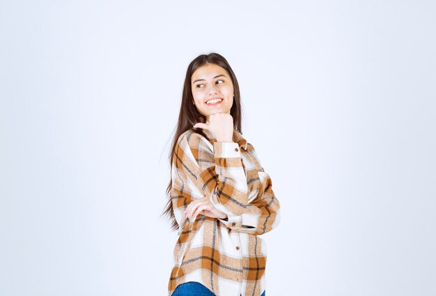 modelo de niña sonriente mostrando con un pulgar.