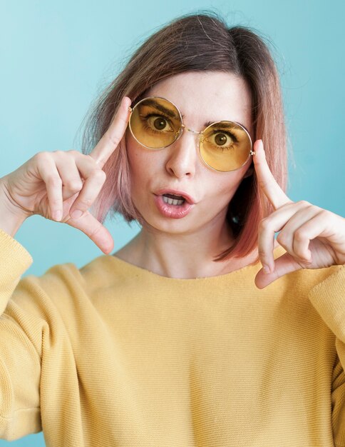 Modelo posando con gafas en estudio