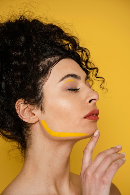 Foto gratuita modelo de primer plano posando con maquillaje amarillo