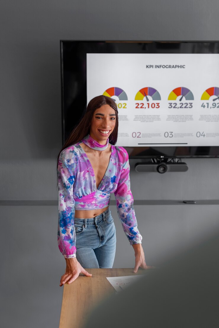 Foto gratuito modelo queer de tiro medio trabajando en la oficina