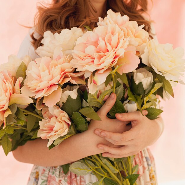 Modelo con ramo de flores de primavera