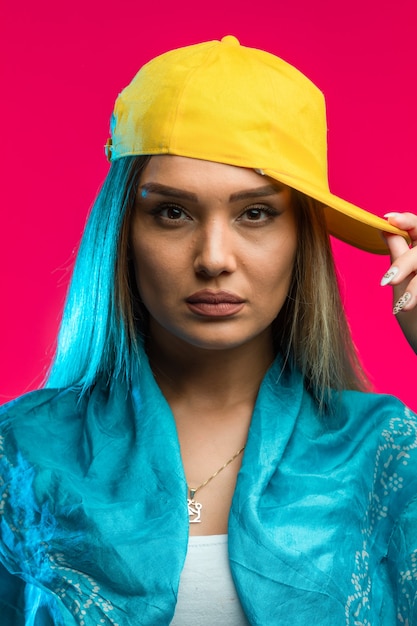 La modelo rubia con gorra amarilla parece segura.