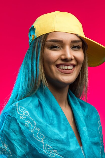 La modelo rubia con gorra amarilla parece segura