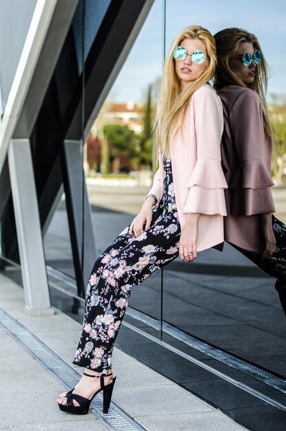 Modelo rubia de moda posando en la calle