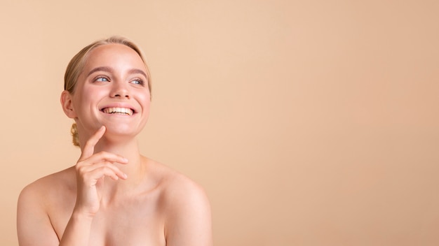 Foto gratuita modelo rubia de primer plano con amplia sonrisa y espacio de copia