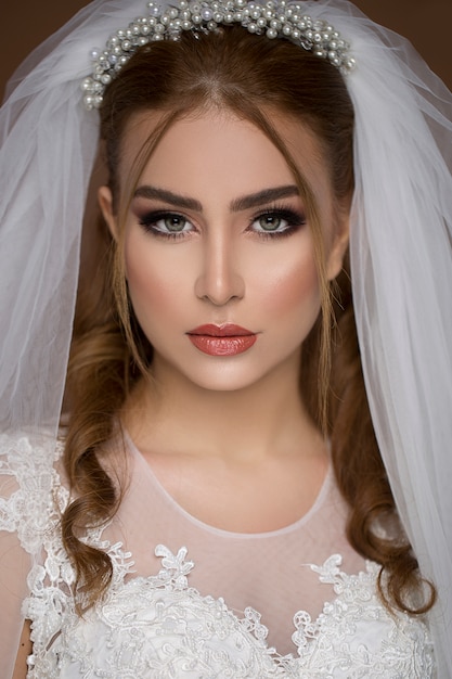Modelo rubia en vestido de novia y maquillaje de novia