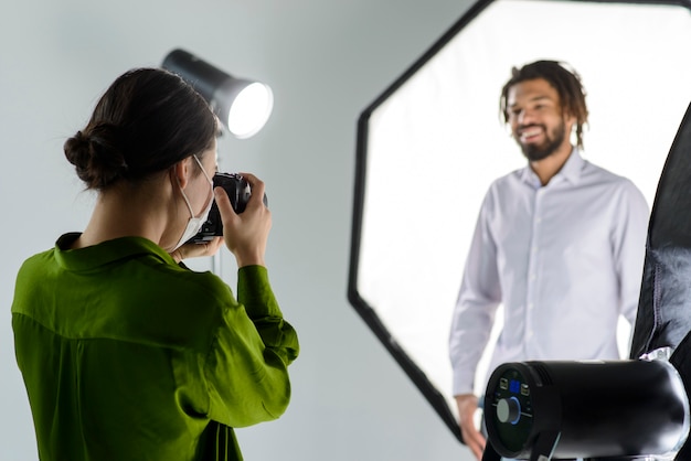 Foto gratuita modelo sonriente posando en studio