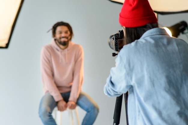 Foto gratuita modelo sonriente sentado en silla