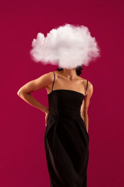 Foto gratuita modelo de tiro medio posando con cabeza en forma de nube.