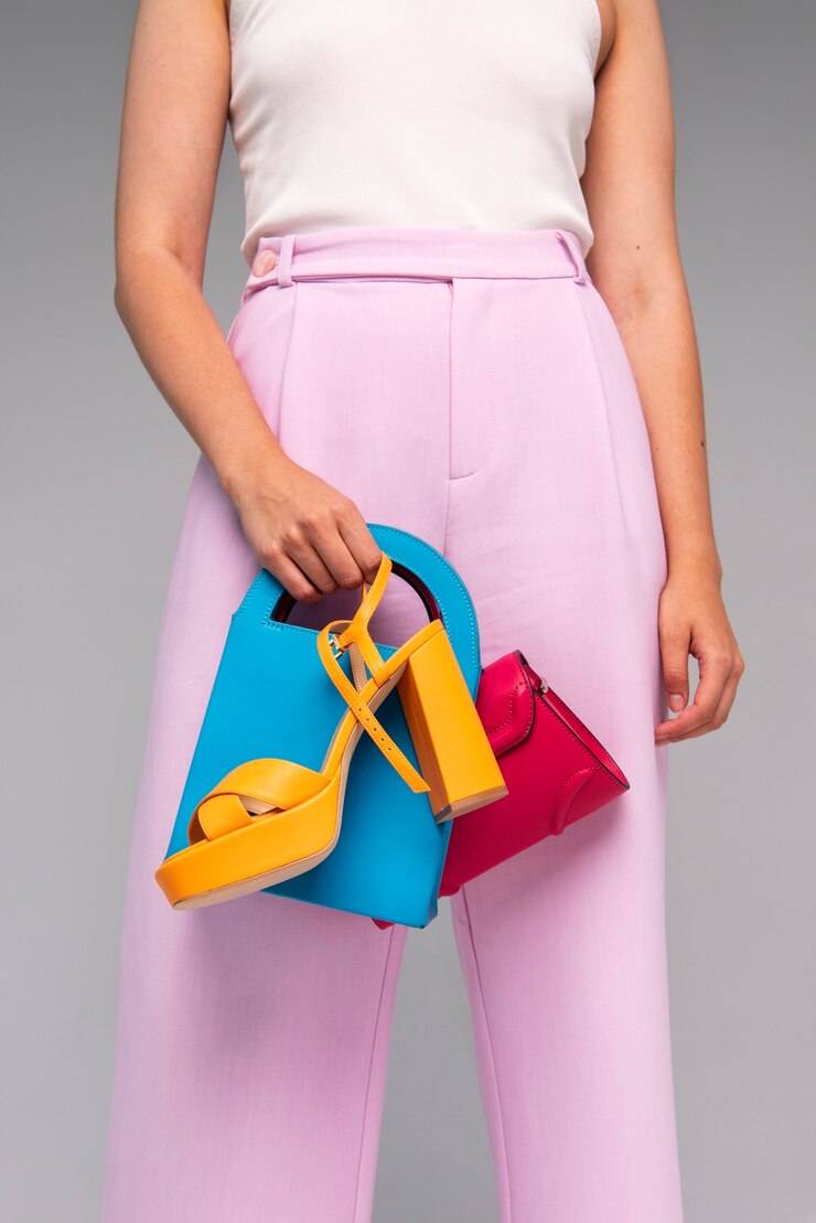 Foto gratuito modelo de vista frontal con bolsas