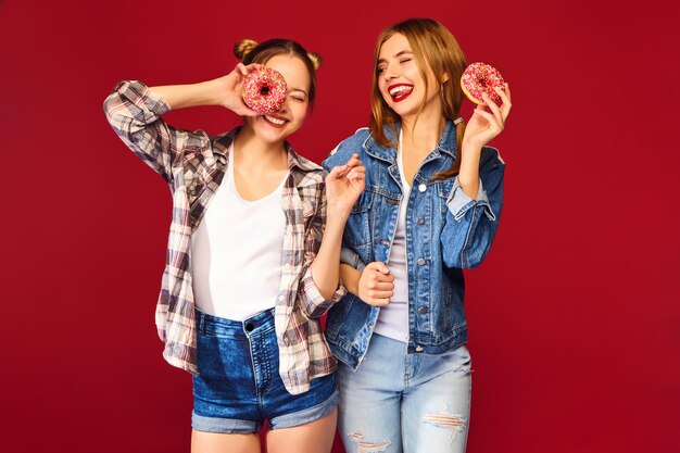 Modelos femeninos con rosquillas rosas con chispas