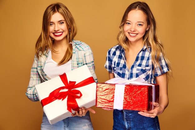 Modelos con grandes cajas de regalo posando