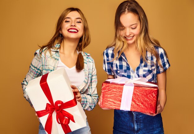 Modelos con grandes cajas de regalo posando