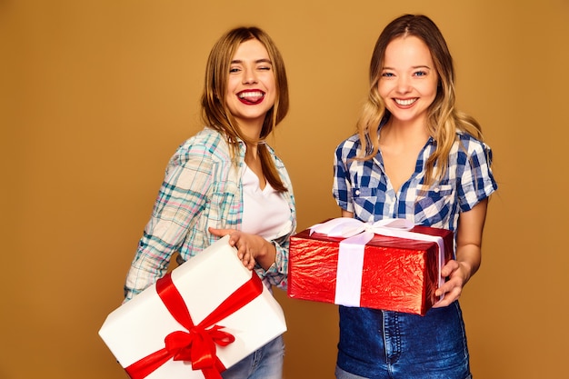 Modelos con grandes cajas de regalo posando