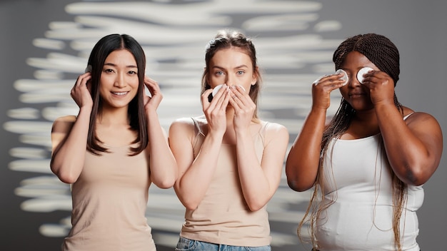 Foto gratuita modelos jóvenes haciendo el signo de los tres monos sabios