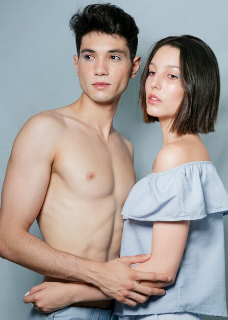 Modelos masculinos y femeninos posando juntos
