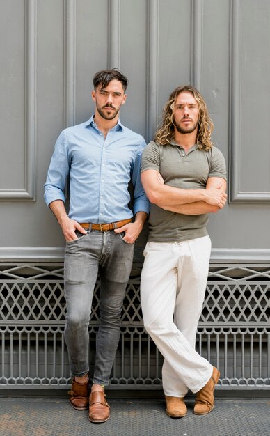 Modelos masculinos guapos posando juntos